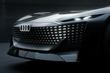 Сегодняшняя серия изображений показывает некоторые детали крупным планом, включая дизайн колес и переднюю решетку. Ясно одно: команда дизайнеров Audi во главе с Марком Лихте уделила большое внимание мельчайшим деталям.