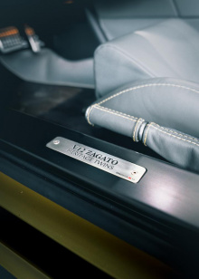 Если этого недостаточно, опыт покупки также предлагает персонализированный подарочный пакет во время заказа с возможностью установить каждую деталь их Aston Martin Vantage V12 Zagato Heritage TWINS.