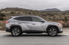 Hyundai Tucson последнего поколения, безусловно, ошеломляет. Припаркованный рядом с любым другим компактным кроссовером, Tucson - это то, на что естественным образом любой обратит внимание. Наряду с чистым двигателем внутреннего сгорания и гибридными