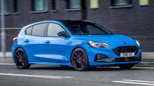 Blue Oval обещает, что Focus ST Edition будет «самой динамичной версией Focus ST четвертого поколения», и внес в ходовую часть автомобиля несколько существенных модификаций, чтобы подкрепить эти изменения.