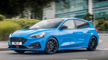 Ford добавил в свой модельный ряд новую топовую модель хот-хэтча - Focus ST Edition. Новый автомобиль уже поступил в продажу по цене от 3,6 млн рублей.