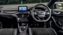Ford добавил в свой модельный ряд новую топовую модель хот-хэтча - Focus ST Edition. Новый автомобиль уже поступил в продажу по цене от 3,6 млн рублей.