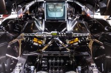 На E85 мощность увеличивается до 1600 л.с. Этот двигатель собственной разработки и собственной разработки сочетается с уникальной девятиступенчатой трансмиссией с несколькими сцеплениями Light Speed Transmission (LST), которая, как говорят, переключа
