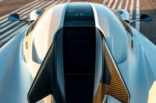 Каждый Koenigsegg построен на заказ, поэтому нет двух абсолютно одинаковых. В отчете также упоминается, что производство Regera вступило в завершающую фазу, чтобы освободить место для близнецов Jesko. Разница между вариантами в том, что Absolut - это