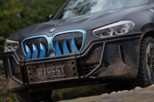 В видео выше видно, что это будет купе M8. «Оба автомобиля занимают центральное место в насыщенных событиями декорациях, демонстрирующих мощность и маневренность обоих машин», - говорится в заявлении BMW.