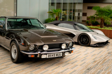 Он «упакован» в коробку с игрушками, созданную по образцу оригинала, и теперь его можно будет увидеть возле электростанции Баттерси в центре Лондона до 1 октября. Aston Martin также производит всего 25 автомобилей DB5 Goldfinger Continuation, все оче