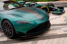Чтобы отпраздновать предстоящий выпуск фильма и появление автомобиля, Aston Martin объединился с производителем игрушек Corgi для создания чего-то действительно крутого. Была создана полноразмерная копия оригинальной модели Corgi DB5 1965 года, оснащ