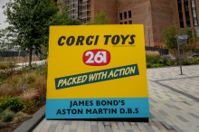 Он «упакован» в коробку с игрушками, созданную по образцу оригинала, и теперь его можно будет увидеть возле электростанции Баттерси в центре Лондона до 1 октября. Aston Martin также производит всего 25 автомобилей DB5 Goldfinger Continuation, все оче
