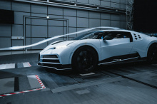 Bugatti представил Centodieci еще в 2019 году, но он все еще не закончен. Пару месяцев назад мы видели видео его тестирования на Нюрбургринге, где он проходил испытания вместе с Chiron Super Sport 300+. В отношении гиперкара ограниченной серии дела и