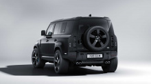 Финбар Макфолл, бренд-директор Land Rover, сказал: Land Rover Defender V8 Bond Edition - это эксклюзивный вариант самого мощного серийного Defender из когда-либо созданных, вдохновленный автомобилями в «Не время умирать». Он представляет собой встреч