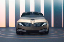 Как поясняет BMW: «Циркулярный дизайн включает четыре принципа RE:THINK, RE:DUCE, RE:USE и RE:CYCLE». Еще один ключевой элемент - это переосмысление классического дизайна BMW, а именно передней части. Исчезла хромированная окантовка с решетками; нова