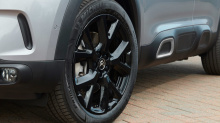 Citroen заявляет, что новый Black Edition отражает спрос на отделку Shine Plus, на которой базируется Black Edition, добавляя дополнительное оборудование и уникальный внешний вид верхней части линейки C5 Aircross Hybrid. Новая модель Black Edition до