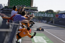 После пятничной квалификации дела у McLaren складывались не лучшим образом. Первым квалифицировался Валтерри Боттас, за ним - Льюис Хэмилтон. Mercedes по существу заблокировал первый ряд субботней спринтерской гонки, которая определит стартовую решет