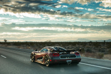 Но теперь рекордный автомобиль Agera RS вернулся в особой фотосессии. В Instagram художник Джеймс Джин поделился изображениями своего последнего арт-проекта автомобиля на основе рекордного автомобиля Agera RS. В результате получился «самый быстрый в 