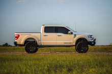 Очевидно, Хеннесси имеет в виду Ford Raptor, который по мощности легко превосходит Ram TRX с всего 450 л.с. и 697 Нм крутящего момента. Ford может превзойти TRX в других отношениях, но не самым хвастливым, а именно прямым. Хотя с такими грузовиками э