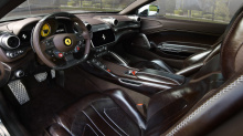 Ferrari возродил свои культовые аркбутаны в рамках замены крыши. Компания использовала этот стиль во всем, от Ferrari 330 GTC Speciale 1967 года до Ferrari 599 GTB 2006 года, при этом бренд утверждает, что они улучшают аэродинамику автомобиля.