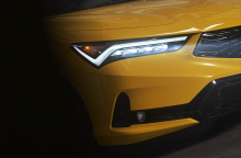 Модель Integra Prototype, окрашенная яркой краской Indy Yellow Pearl, позаимствованной у NSX, является убедительным свидетельством внешнего вида совершенно новой 2023 Acura Integra =, которая будет продаваться по цене около 2,1 млн рублей, когда она 