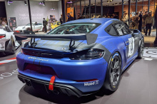 Новый Cayman GT4 RS.лектрический Porsche Taycan GTS, который занимает промежуточное положение между базовой моделью и моделью Turbo, и, наконец, свой самый захватывающий и непрактичный автомобиль - 718 Cayman GT4 RS Clubsport. В отличие от «обычного»