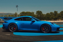 Porsche создает для своих клиентов особое искусство, увековечивая их мечту о Porsche 911 Carrera, но, к счастью, это физический носитель с цветом и стилем. NFT - это оригинальные произведения цифрового искусства, по которым можно щелкнуть правой кноп