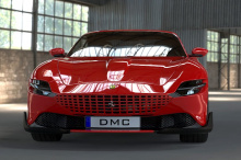 Кастомный Ferrari Roma от DMC ездит на черных пятиспицевых кованых 21-дюймовых и 22-дюймовых колесах с высокопроизводительными шинами 255/30 ZR 21 спереди и 315/25 ZR 22 сзади. Спортивные пружины снижают дорожный просвет Roma примерно на 3,3 см. В це