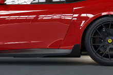 Кастомный Ferrari Roma от DMC ездит на черных пятиспицевых кованых 21-дюймовых и 22-дюймовых колесах с высокопроизводительными шинами 255/30 ZR 21 спереди и 315/25 ZR 22 сзади. Спортивные пружины снижают дорожный просвет Roma примерно на 3,3 см. В це