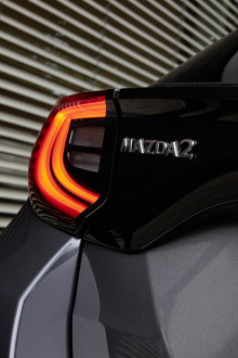 При запуске Mazda2 Hybrid автоматически работает в режиме EV, обеспечивая плавную и бесшумную работу от электродвигателя в городских условиях с нулевым выбросом CO2, NOx и твердых частиц. Во время обычной езды распределение мощности регулируется межд
