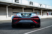 Среди бесчисленных побед Луи Широна была его легендарная победа на Гран-при Франции в 1931 году на Bugatti Type 51 с номером «32». Новый проект был украшен тем же номером, нарисованным полностью вручную, а также были созданы два новых цвета кузова, ч