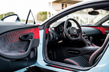 Команда Bugatti Sur Mesure также разработала новый узор «EB», дополненный многослойным мотивом «EB» на дверных панелях. Мотивы «32» и «Гран-при» продолжаются по всему салону, в том числе на специальной вставке на центральной консоли из черного анодир
