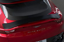В прошлом месяце Aston Martin представил новый DBX начального уровня с рядным шестицилиндровым двигателем, но мы уже знаем, что появятся более мощные варианты. Шпионские снимки показали, что Aston Martin готовит DBX с двигателем V12 мощностью около 6