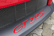 На этот гвардейский красный GT2 RS был брошен весь карбоновый каталог, включая боковые зеркала, вентиляционные отверстия на крыльях и капот.