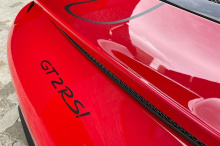 На этот гвардейский красный GT2 RS был брошен весь карбоновый каталог, включая боковые зеркала, вентиляционные отверстия на крыльях и капот.