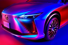 Первые изображения подтверждают то, что мы уже подозревали - RZ станет третьим продуктом, разработанным с использованием значков, между Subaru и Toyota, разделяющим основу с Subaru Solterra и Toyota bZ4X. Визуально он повторяет футуристический дизайн