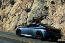 До этого на видео был запечатлен предсерийный Nissan Z в цвете Gun Metallic, проезжающем по дорогам каньона на шоссе Анхелес-Крест в Лос-Анджелесе.