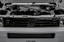 Под капотом находится 1,6-литровый четырехцилиндровый двигатель EcoBoost мощностью около 300 л.с. и 450 Нм крутящего момента, который передает мощность на все четыре шины Pirelli P Zero через пятиступенчатую последовательную трансмиссию и два нестанд