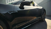 Центры сидений Sport-Tex с клетчатым узором в цветах Black и Cool Grey, подголовники с тисненым логотипом 50 Years Porsche Design и центральная метка на рулевом колесе GT Sport цвета Slate Grey также являются особенными для этой модели.