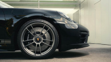 Центры сидений Sport-Tex с клетчатым узором в цветах Black и Cool Grey, подголовники с тисненым логотипом 50 Years Porsche Design и центральная метка на рулевом колесе GT Sport цвета Slate Grey также являются особенными для этой модели.