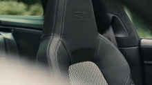 Кроме того, несколько частей экстерьера отделаны платиновым сатином. К ним относятся 20/21-дюймовые колеса 911 Turbo S с центральным замком, дуга Targa и логотипы PORSCHE DESIGN на дверях. В комплект входят тормозные суппорты черного глянцевого цвета