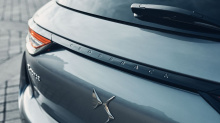 DS 3 Crossback Louvre предлагается в нескольких оттенках монохромной окраски с черной крышей, которая заметно занижает линию крыши автомобиля. Внутри фирменный ремешок DS с черной кожаной обивкой из кожи наппа, а также черная кожаная отделка на прибо