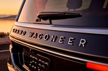 Jeep Grand Wagoneer был представлен в марте прошлого года, и с тех пор самые актуальные истории о роскошном внедорожнике касаются его цены. Если мы не говорим о том факте, что полностью укомплектованная модель стоила 8,5 млн рублей, когда она только 
