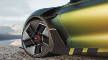 E-Tense Performance — это полностью электрическое купе, в котором используется кузов, полностью сделанный из карбона, и трансмиссия, взятая из серии электрических гонок. Он состоит из двойного электродвигателя, обеспечивающего привод на все четыре ко