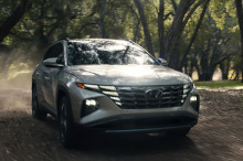 Hyundai активно сотрудничает с кинопроизводителями. Корейский автопроизводитель недавно представил свой электромобиль Ioniq 5 в фильме «Человек-паук» вместе с рекламным роликом с участием самого Питера Паркера и Тома Холланда. Hyundai снова представи