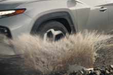 Hyundai активно сотрудничает с кинопроизводителями. Корейский автопроизводитель недавно представил свой электромобиль Ioniq 5 в фильме «Человек-паук» вместе с рекламным роликом с участием самого Питера Паркера и Тома Холланда. Hyundai снова представи