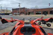 Внутри этого B-класса 917 есть два ковшеобразных сиденья с фиксированной спинкой, черный винил, несколько вкусных оранжевых ремней безопасности и датчики VDO, которые разгоняются до скорости 190 км/ч. Одометр показывает всего 6400 км, но первоначальн