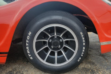 Внутри этого B-класса 917 есть два ковшеобразных сиденья с фиксированной спинкой, черный винил, несколько вкусных оранжевых ремней безопасности и датчики VDO, которые разгоняются до скорости 190 км/ч. Одометр показывает всего 6400 км, но первоначальн