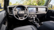 Модернизация стандартного Ford Bronco включает в себя новые 17-дюймовые легкосплавные диски, обутые во внедорожные шины Goodyear, стальные защитные панели днища и рейлинги, которые были разработаны для предотвращения повреждения нижних порогов во вре