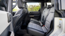 Модернизация стандартного Ford Bronco включает в себя новые 17-дюймовые легкосплавные диски, обутые во внедорожные шины Goodyear, стальные защитные панели днища и рейлинги, которые были разработаны для предотвращения повреждения нижних порогов во вре