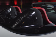 Команда из Rywire взяла привод Tesla (обычно он берется из таких автомобилей, как Model 3 и Model Y) и модернизировала его в задней части этого S2000. Чтобы сохранить идеальный баланс 50/50 S2000 более или менее таким же, спереди были установлены две