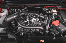 Чтобы этот V6 звучал настолько хорошо, насколько это возможно, Ford оснастил активную выхлопную систему с электронным управлением с четырьмя режимами — Quiet, Normal, Sport, и Baja — в зависимости от конкретного сценария. Вместе с семью выбираемыми р