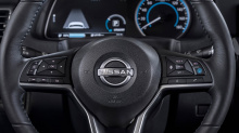Leaf получает систему помощи водителю Nissan ProPilot, которая включает в себя адаптивный круиз-контроль, помощь в движении по полосе и помощь при движении в пробках. Полуавтономная технология направлена на то, чтобы сделать вождение по автомагистрал