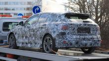 BMW 1 серии готовится к фейслифтингу среднего возраста, и фотографы-шпионы засняли новый автомобиль в замаскированном виде в кузове внедорожника в преддверии его дебюта в 2023 году.